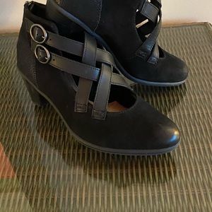 Earth brand dress shoes